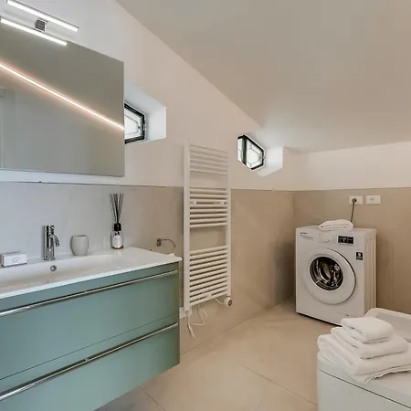 View Mercurio With Shared Pool Apartment